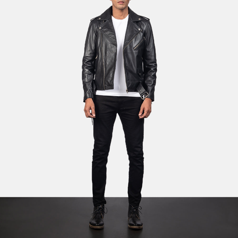 
Allaric Alley Black Leather Biker Jacket - Vista lateral mostrando el corte ergonómico de mangas