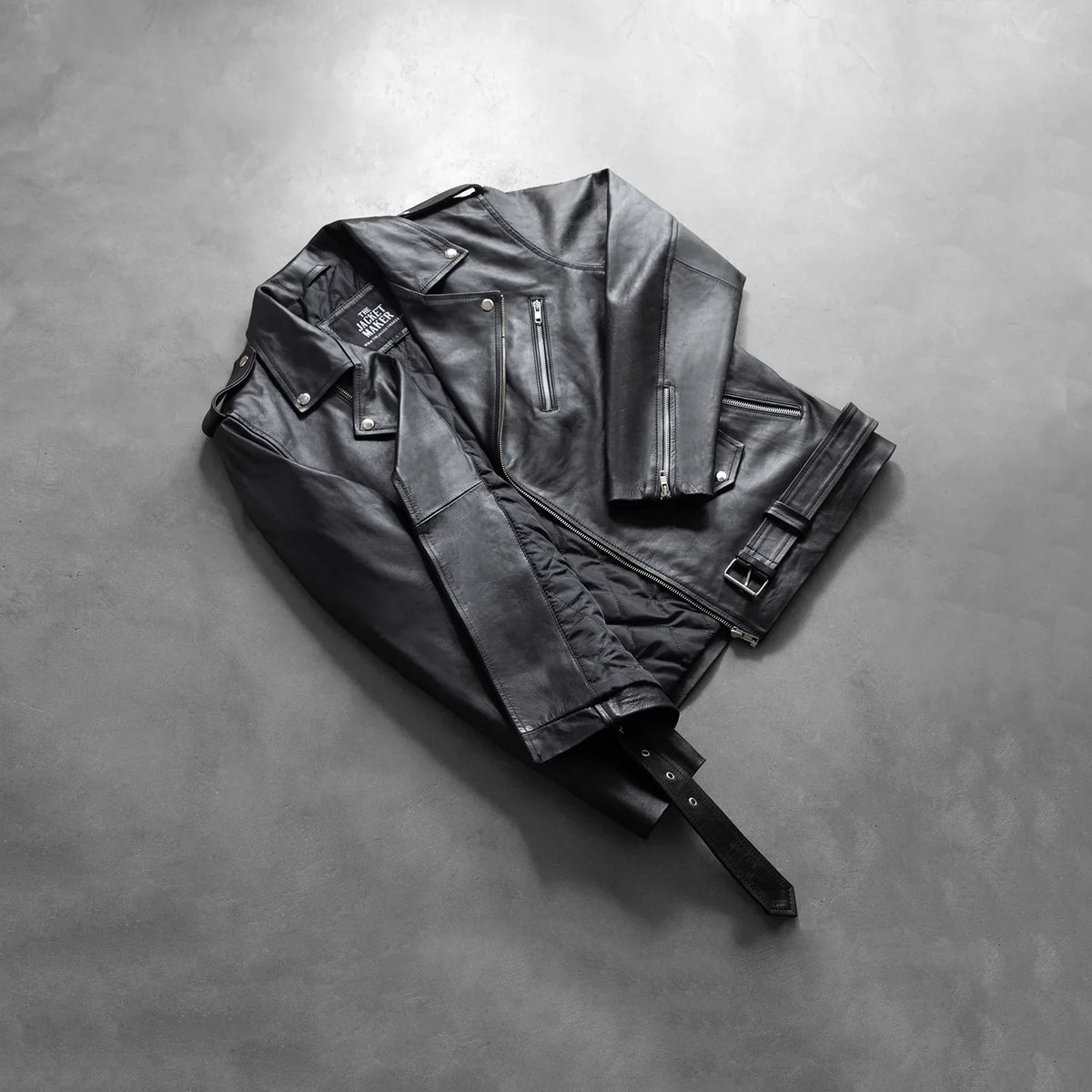 
Detalle artesanal del bajo en Allaric Alley Black Leather Biker Jacket