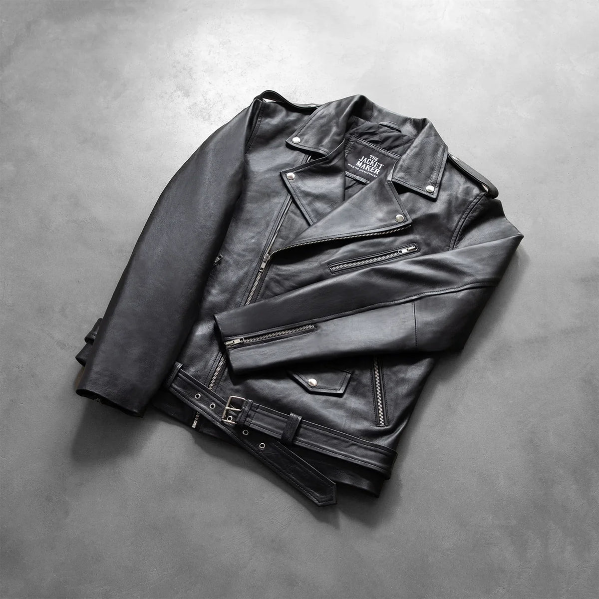 
Perspectiva del modelo vistiendo Allaric Alley Black Leather Biker Jacket en modelo con caída natural bajo luz de día