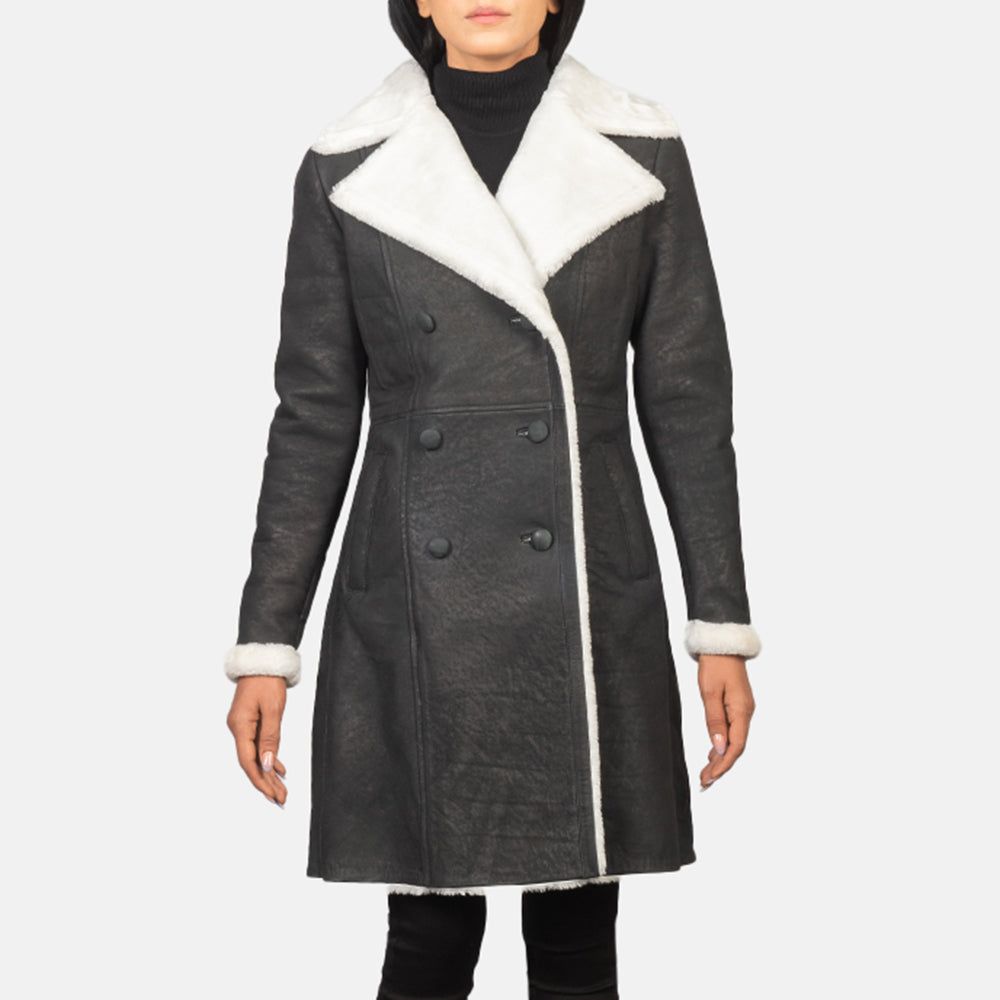 Detalle de cerca of Notch &amp; Leather Buttons Hardware on Women's Amie Black Double Breasted Shearling Coat