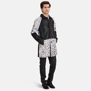 Men's Artistry Negro Dye Abrigo de Cuero para Hombre - Vista de perfil lateral con corte ergonómico de manga