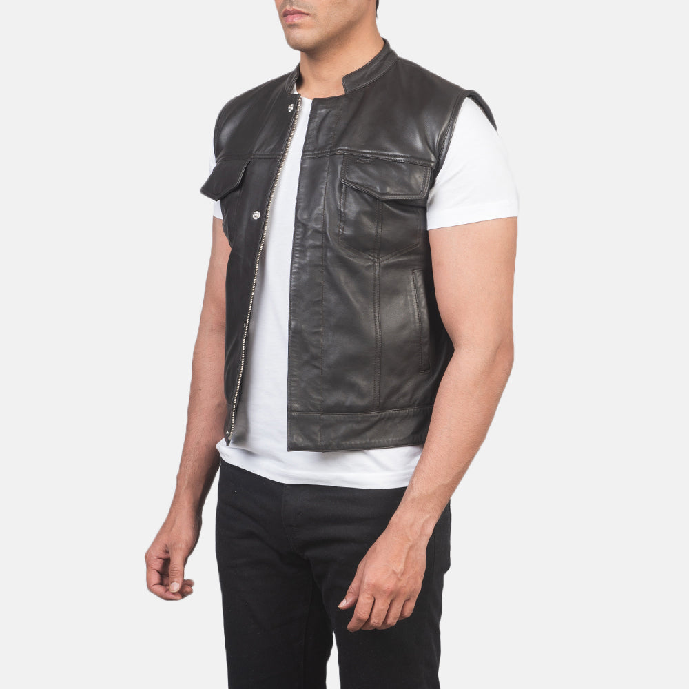 
Brown Sheepskin Leather Biker Jacket - Vista posterior con hombros definidos y bajo impecable