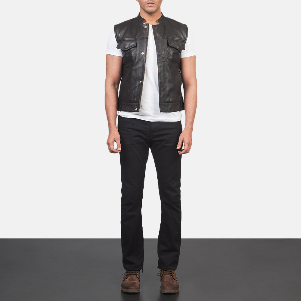 
Atlas Moto Marrón Chaleco de Cuero para Hombre - Vista lateral mostrando el corte ergonómico de mangas