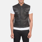
Vista de detalle of Band & Zipper with Button Flap Hardware on Atlas Moto Marrón Chaleco de Cuero para Hombre