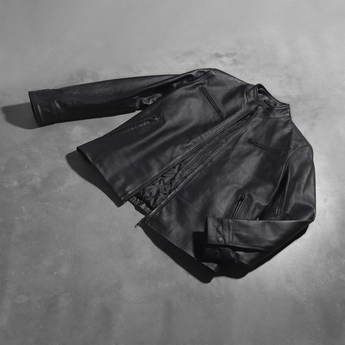 Button &amp; Hem Craftsmanship Construction Detail on Austere Matte Negro Chaqueta Biker de Cuero para Hombre