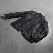Button &amp; Hem Craftsmanship Construction Detail on Austere Matte Negro Chaqueta Biker de Cuero para Hombre