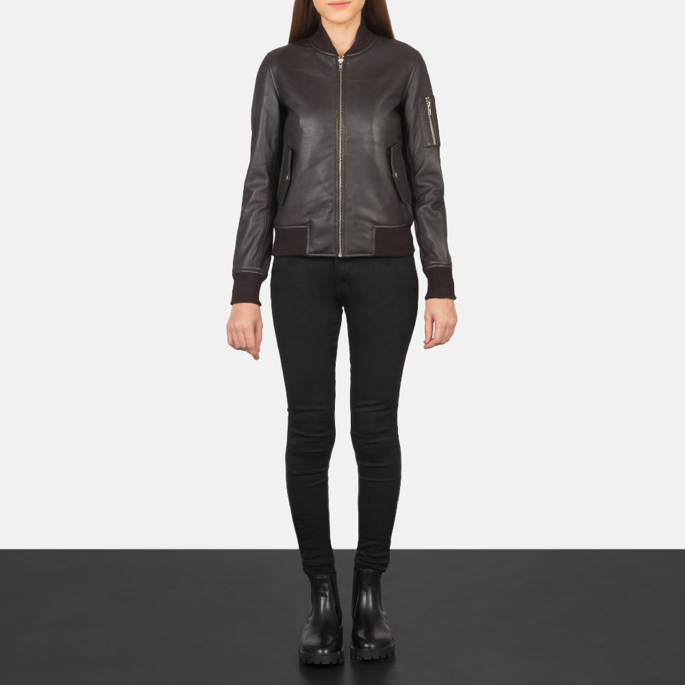 Women's Ava Ma-1 Brown Leather Bomber Jacket - Vista de perfil lateral con corte ergonómico de manga