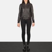 Women's Ava Ma-1 Brown Leather Bomber Jacket - Vista de perfil lateral con corte ergonómico de manga