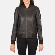 Detalle de cerca of Rib Knit &amp; Zipper Hardware on Women's Ava Ma-1 Brown Leather Bomber Jacket