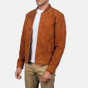 
Perspectiva del modelo vistiendo Blain Brown Suede Bomber Jacket en modelo con caída natural bajo luz de día