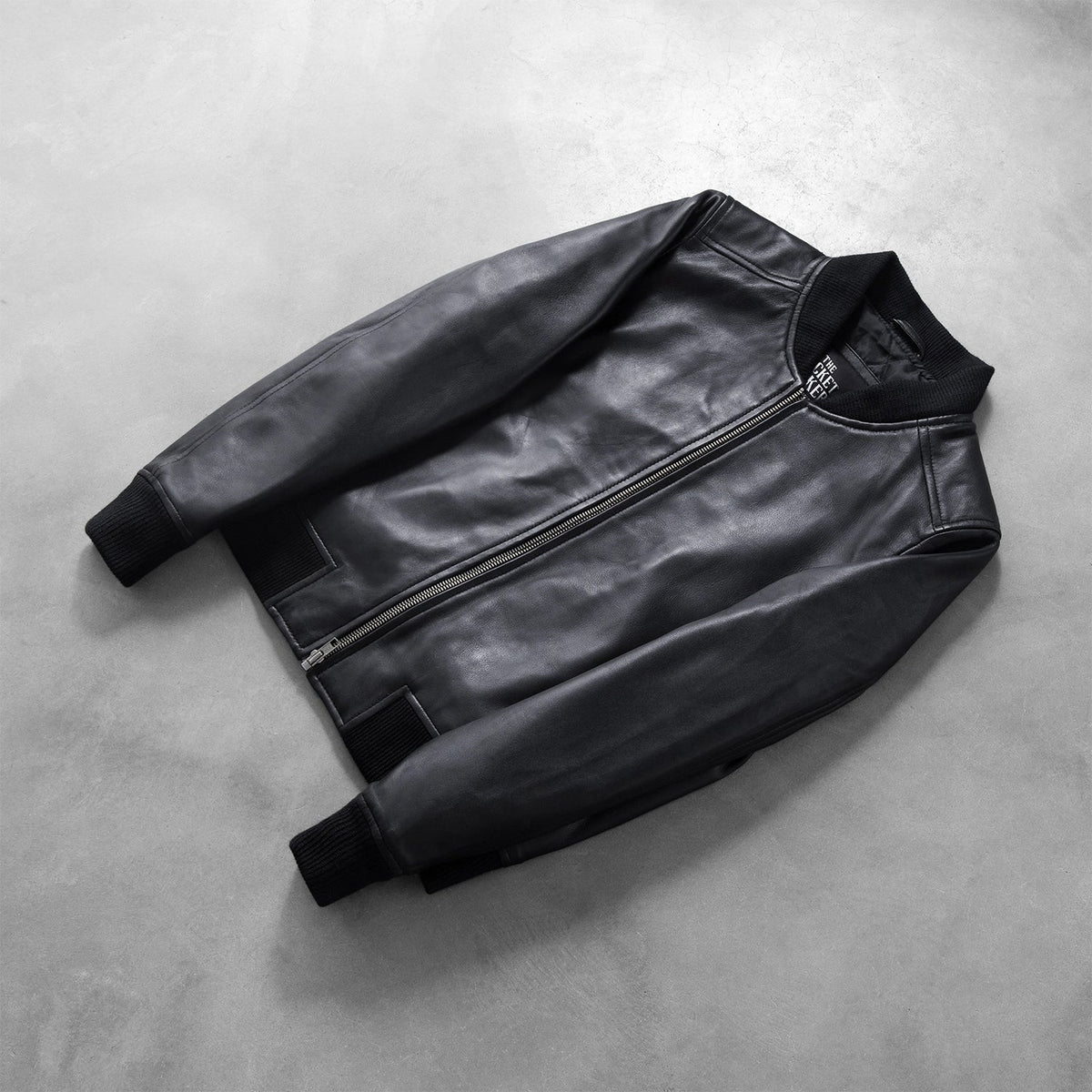 Rib Knit &amp; Hem Craftsmanship Construction Detail on Women's Bliss Negro Cazadora Bomber de Cuero para Mujer