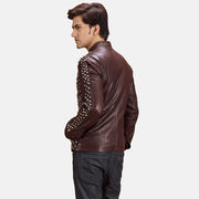
Maroon Sheepskin Leather Biker Jacket - Vista posterior con hombros definidos y bajo impecable