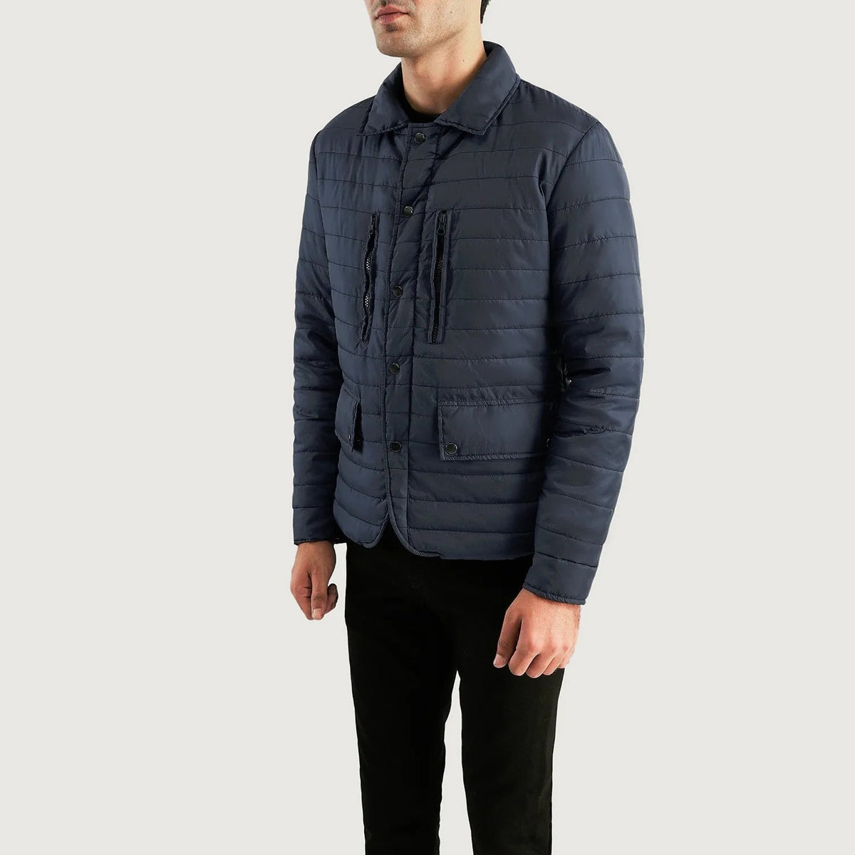 
Navy Blue Nylon Winter Jacket - Vista posterior con hombros definidos y bajo impecable