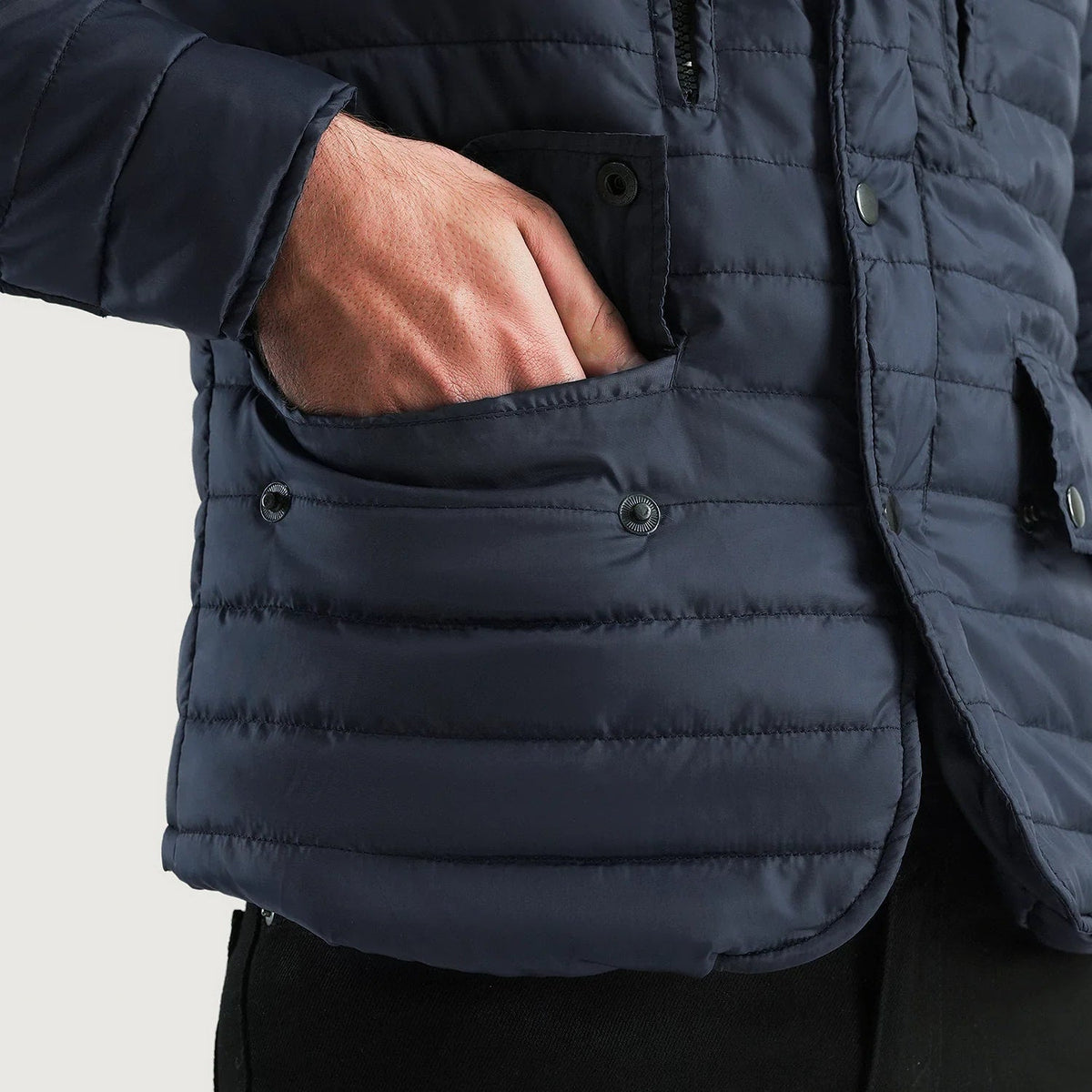 
Vista interior Showing Filling lightly padded & Dos bolsillos interiores de utilidad