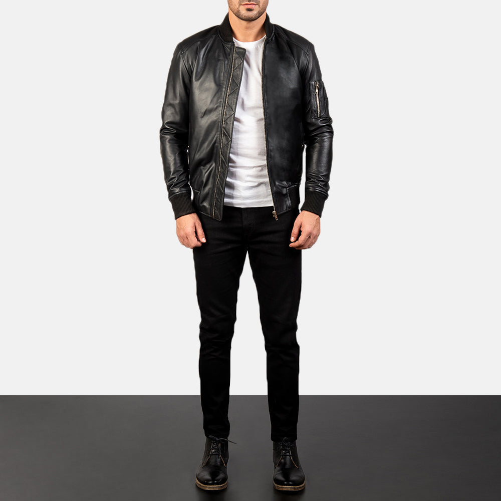 
Bomia Ma-1 Black Leather Bomber Jacket - Vista lateral mostrando el corte ergonómico de mangas