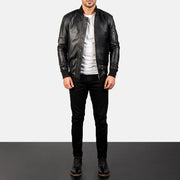 
Bomia Ma-1 Black Leather Bomber Jacket - Vista lateral mostrando el corte ergonómico de mangas