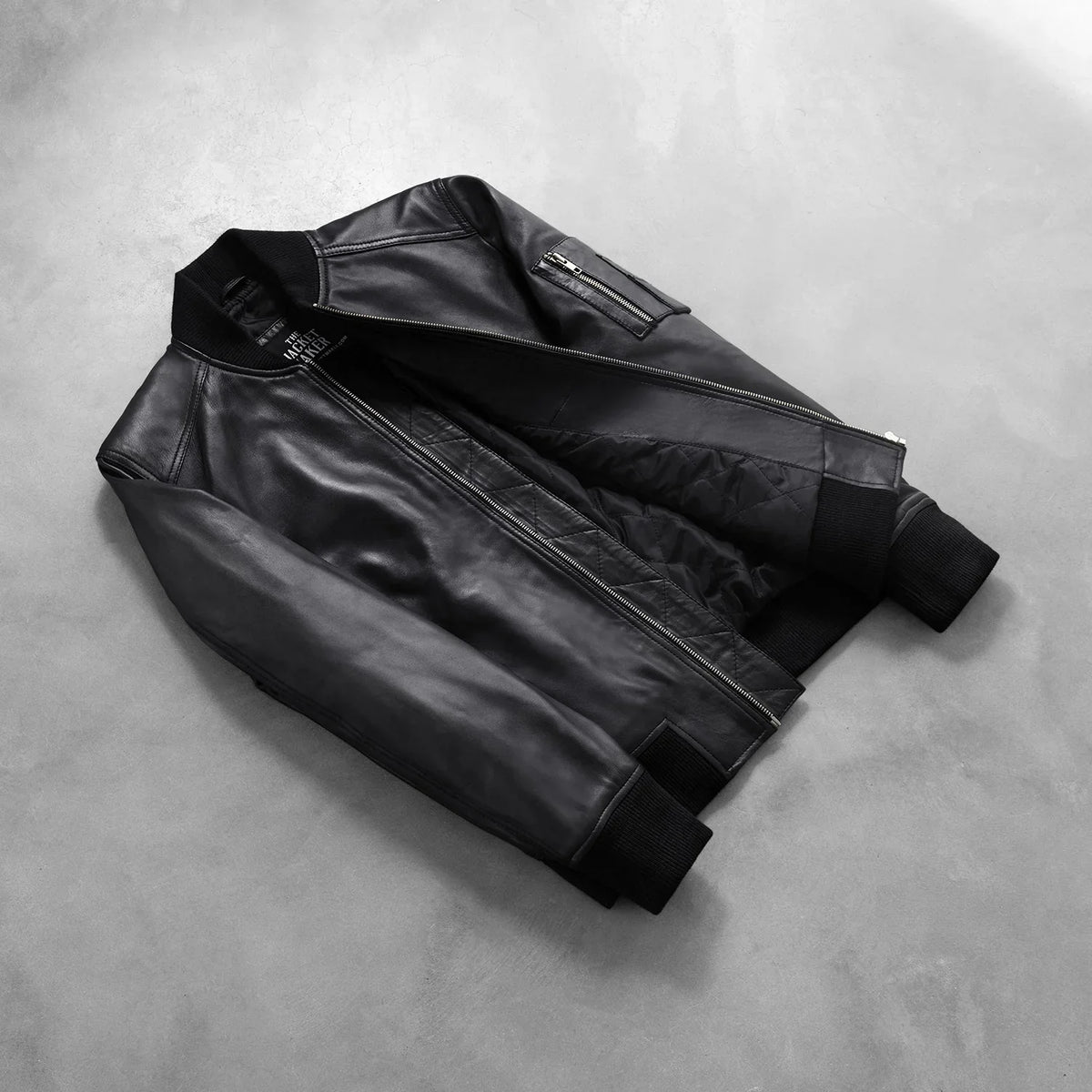 
Perspectiva del modelo vistiendo Bomia Ma-1 Black Leather Bomber Jacket en modelo con caída natural bajo luz de día