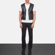 Men's Brandon Negro Chaleco de Cuero para Hombre - Vista de perfil lateral con corte ergonómico de manga