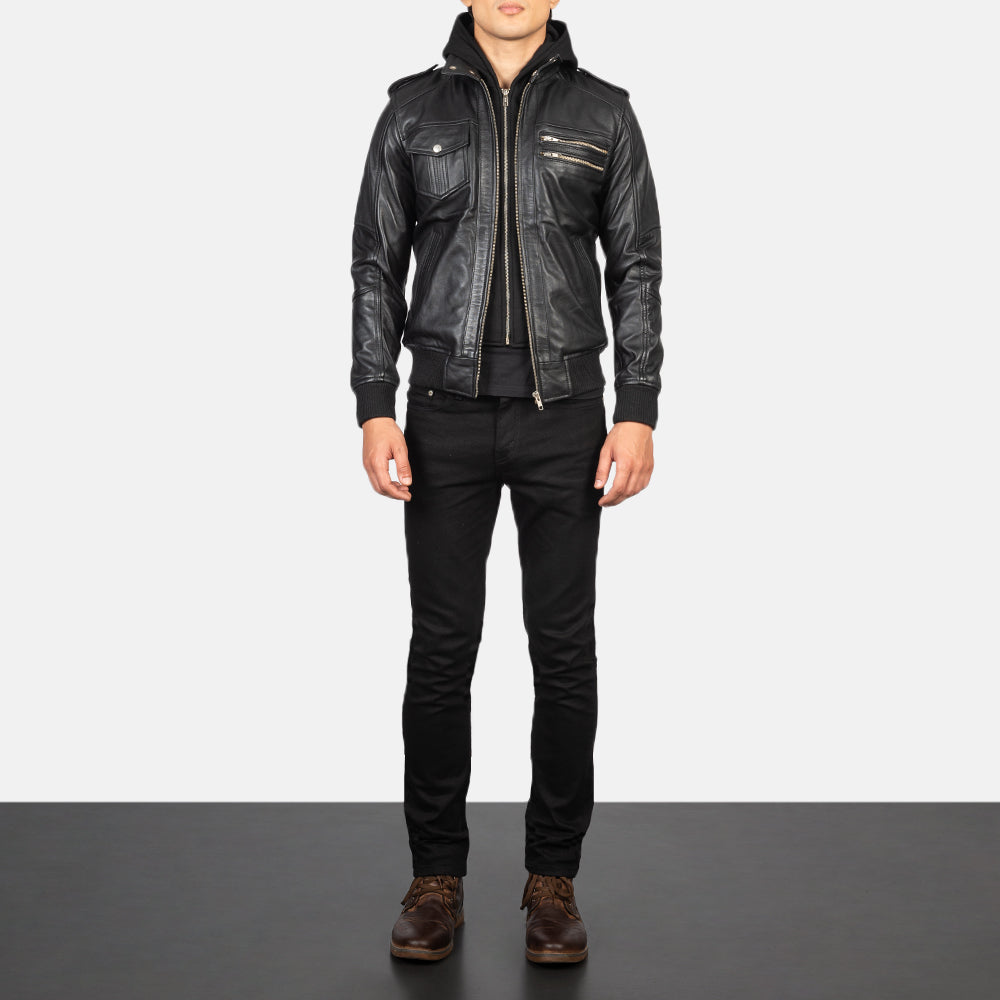 
Bravado Black Hooded Leather Bomber Jacket - Vista lateral mostrando el corte ergonómico de mangas