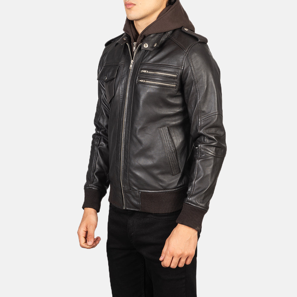 
Perspectiva del modelo vistiendo Bravado Black Hooded Leather Bomber Jacket en modelo con caída natural bajo luz de día