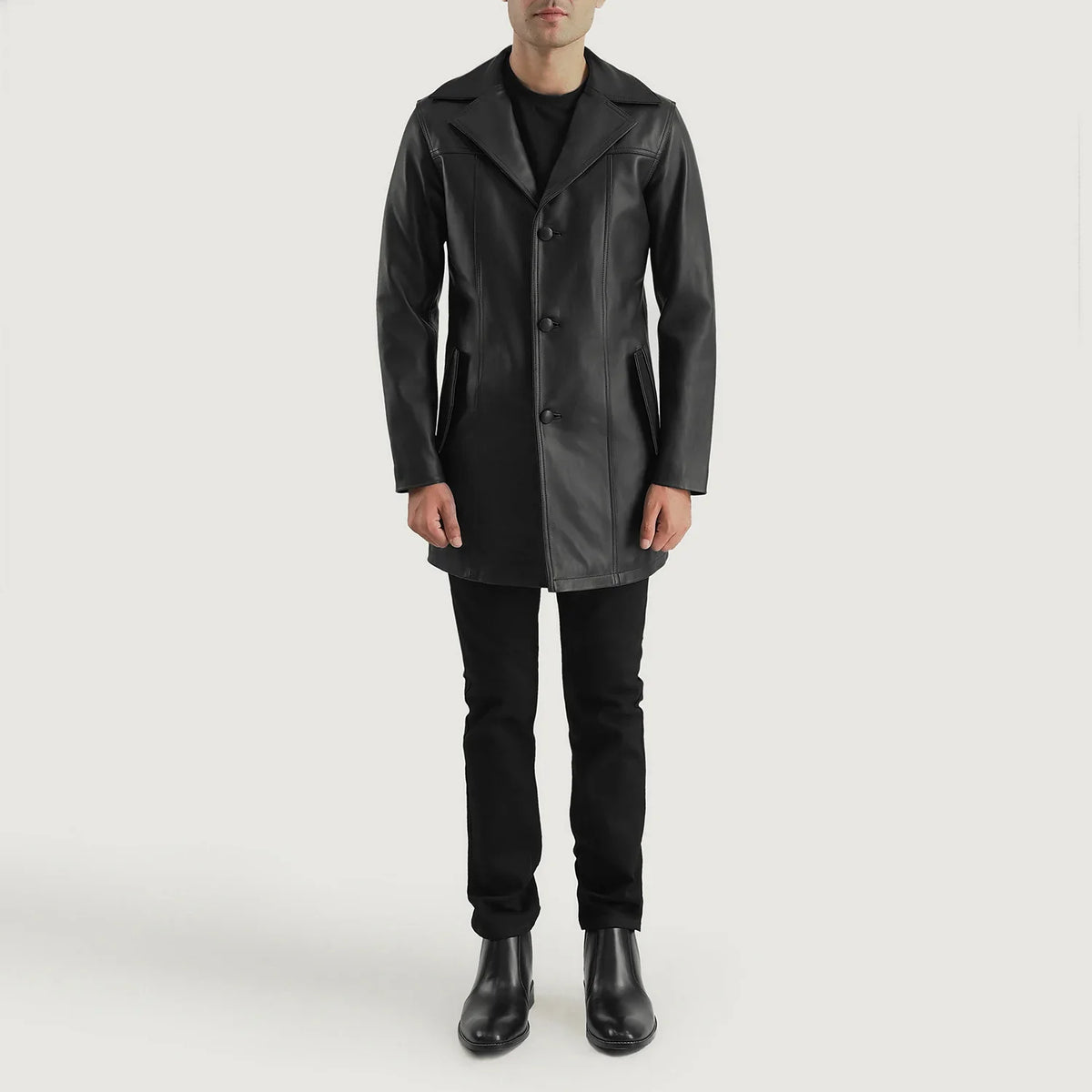 
Brawnton Negro Abrigo de Cuero para Hombre - Vista lateral mostrando el corte ergonómico de mangas