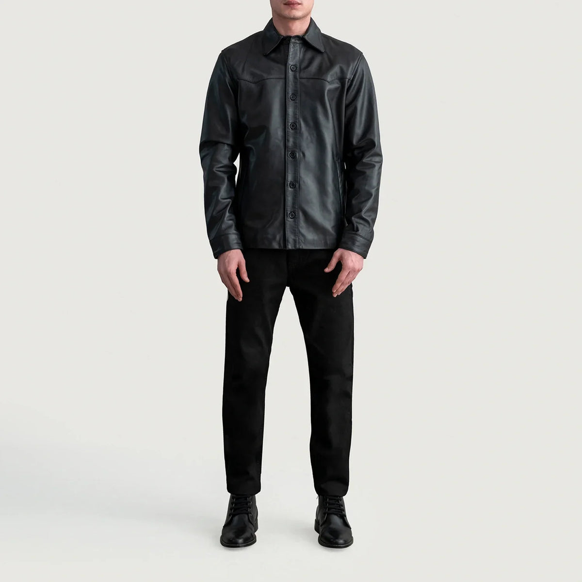 Detalle de cerca of Shirt &amp; Buttons Hardware on Bronco Negro Leather Shirt para Hombre