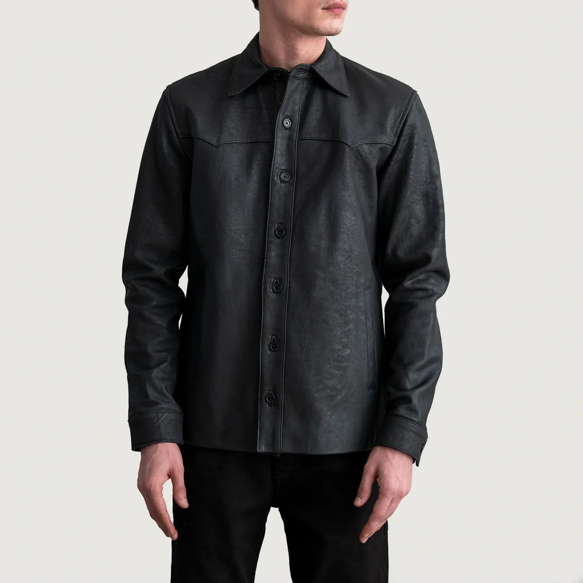 Bronco Tumbled Negro Leather Shirt para Hombre - Vista de perfil lateral con corte ergonómico de manga