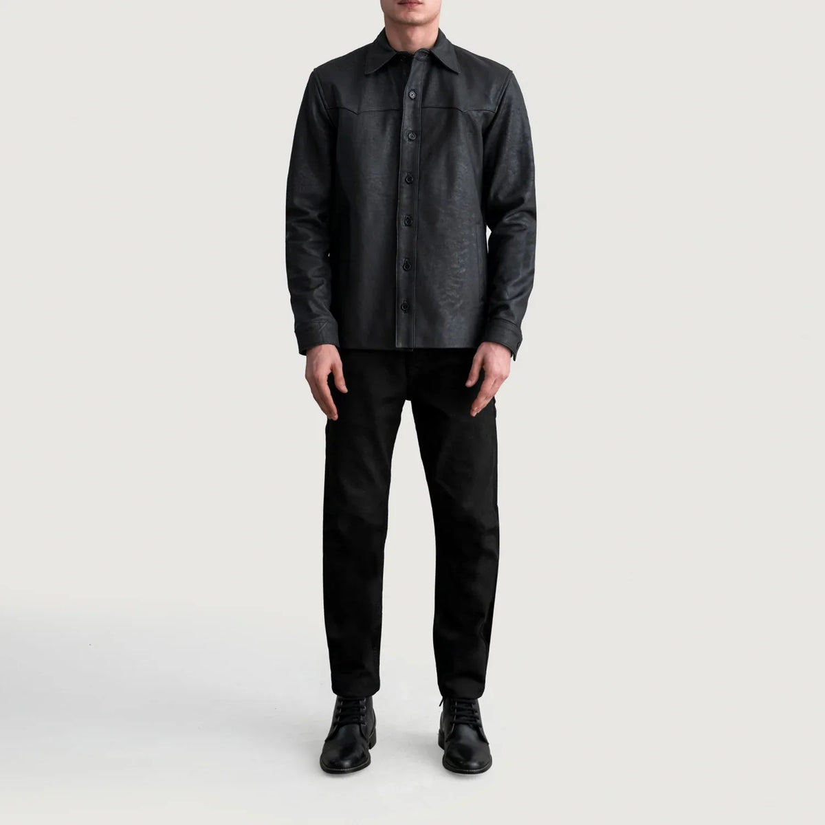 Detalle de cerca of Shirt &amp; Buttons Hardware on Bronco Tumbled Negro Leather Shirt para Hombre