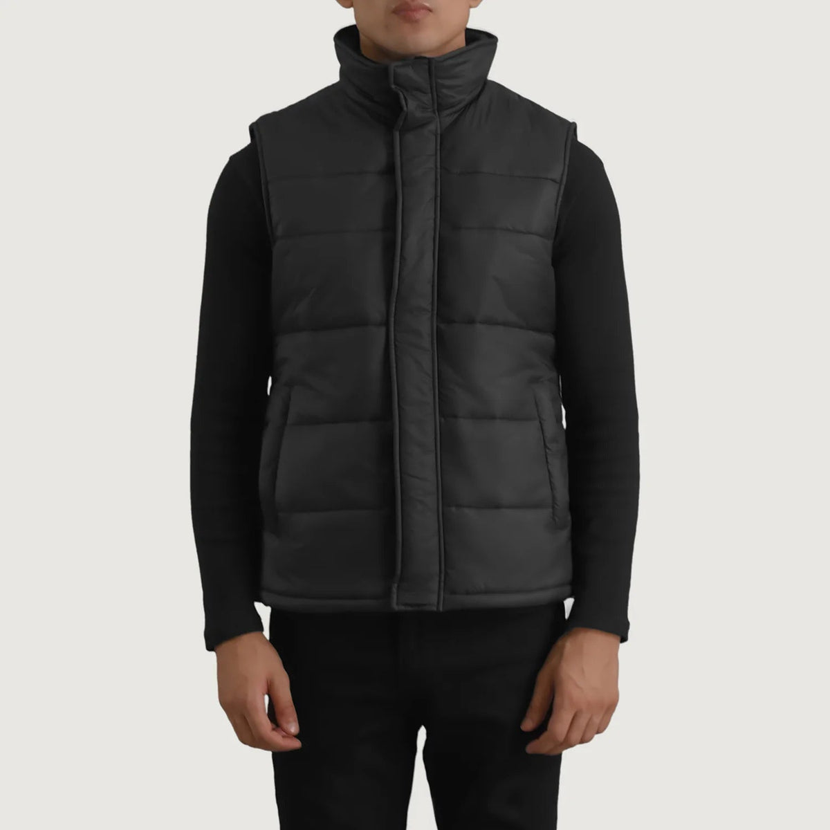 Detalle de cerca of Classic Collar &amp; Zipper With Placket Hardware on Bryan Negro Puffer Vest para Hombre
