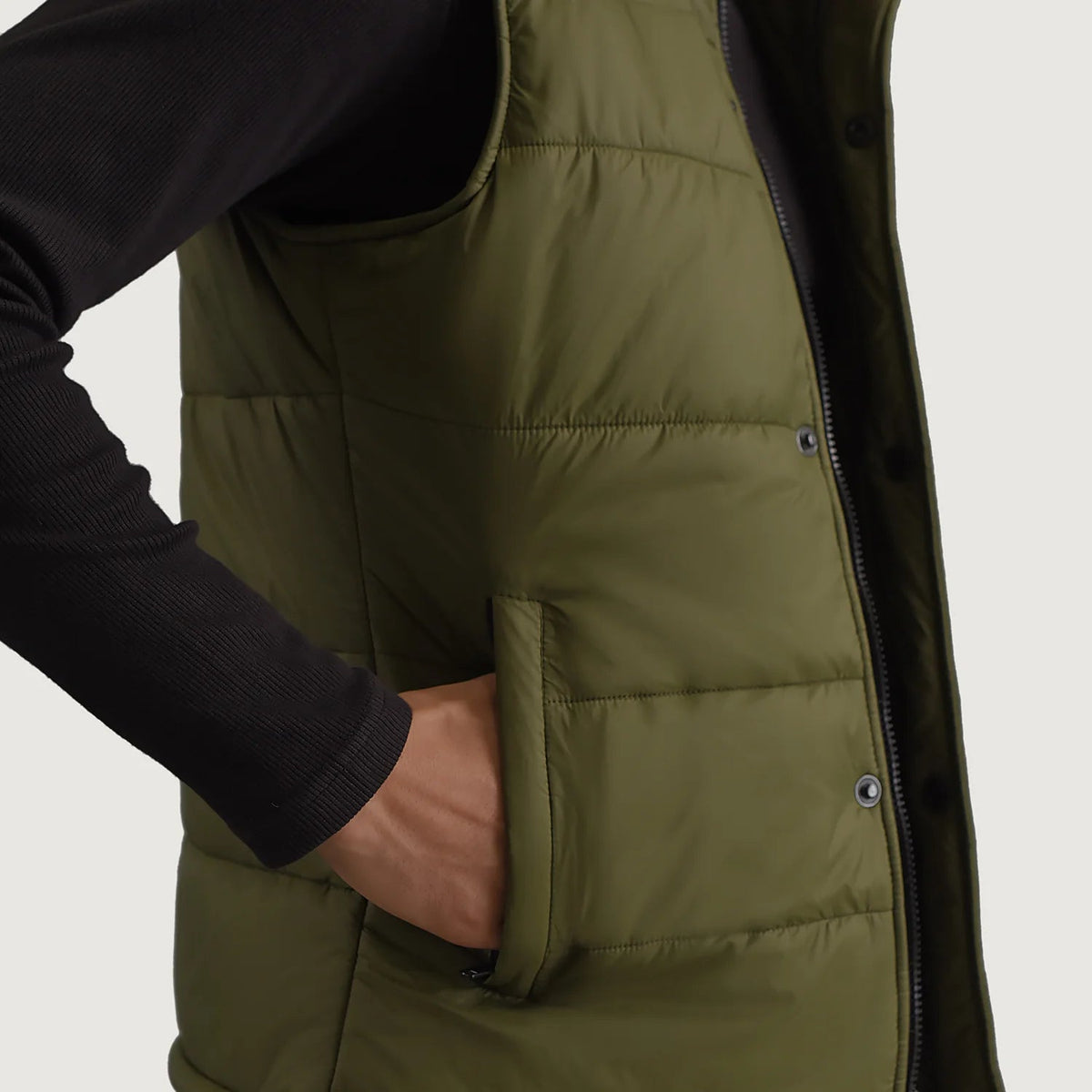 
Vista interior Showing Quilted Viscose Lining & Dos bolsillos interiores de utilidad