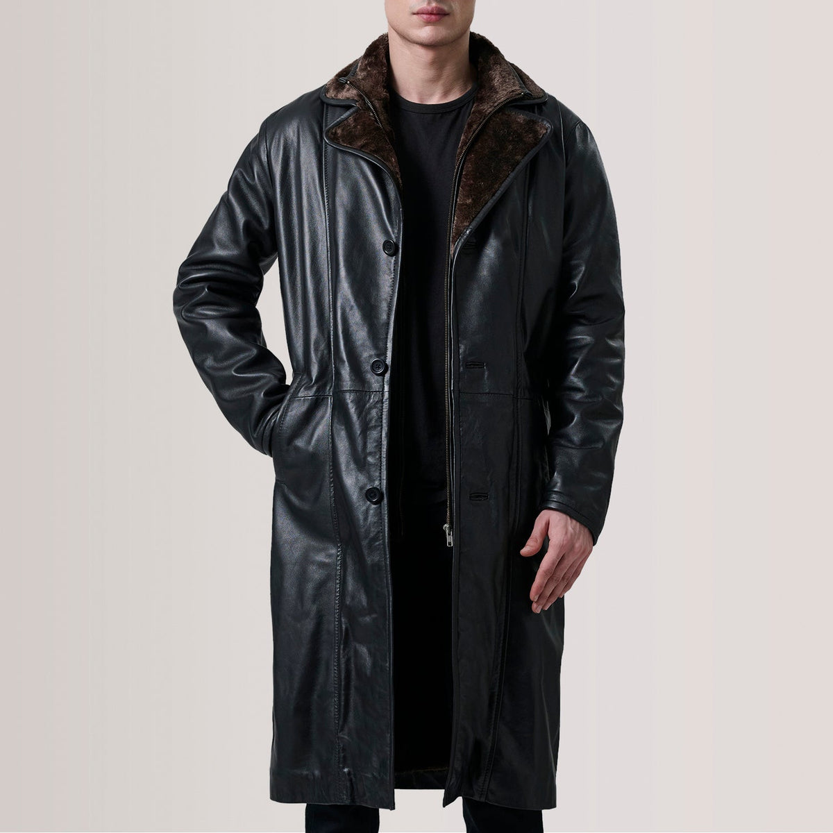 
Cai Negro Leather Shearling Abrigo de Cuero para Hombre For Men in Black Sheepskin Leather - Vista frontal y silueta entallada | Comprar online