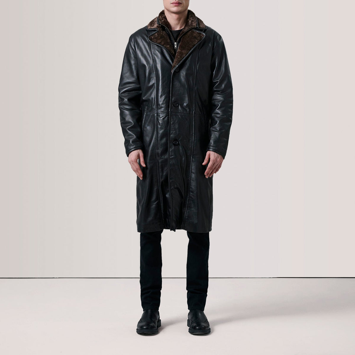 
Black Sheepskin Leather Aviator Jacket - Vista posterior con hombros definidos y bajo impecable