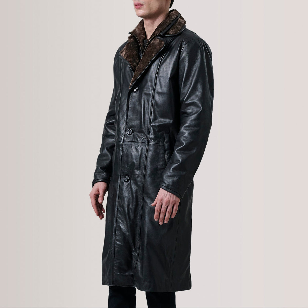 
Cai Negro Leather Shearling Abrigo de Cuero para Hombre For Men - Vista lateral mostrando el corte ergonómico de mangas