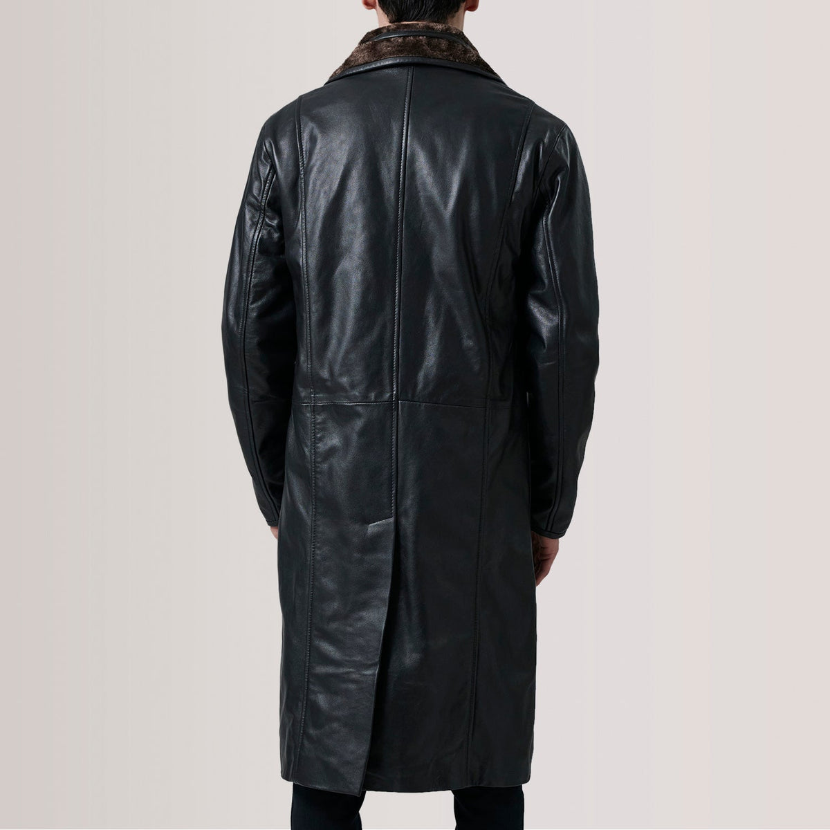 
Vista de detalle of Notch & Button Hardware on Cai Negro Leather Shearling Abrigo de Cuero para Hombre For Men
