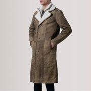 
Cai Marrón Envejecido Leather Shearling Abrigo de Cuero para Hombre For Men - Vista lateral mostrando el corte ergonómico de mangas