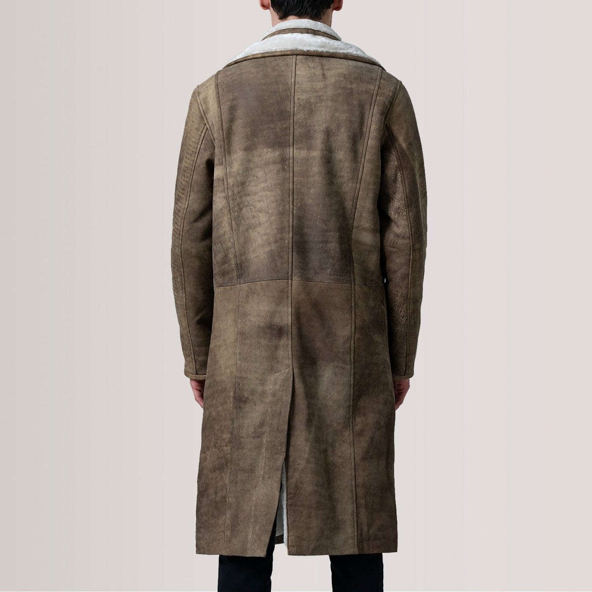 Vista de detalle of Notch & Button Hardware on Cai Distressed Brown Leather Shearling Coat For Men