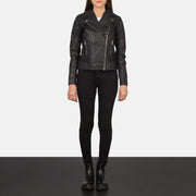 Women's Carolyn Quilted Black Biker Jacket - Vista de perfil lateral con corte ergonómico de manga