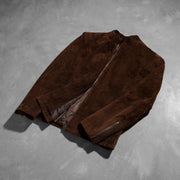 
Perspectiva del modelo vistiendo Charcoal Moca Suede Chaqueta Biker de Cuero para Hombre en modelo con caída natural bajo luz de día