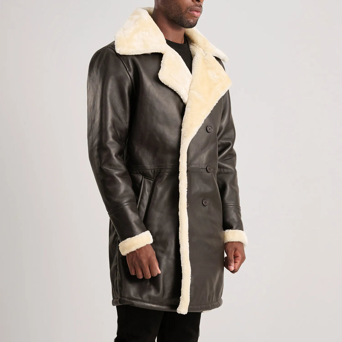 
Perspectiva del modelo vistiendo Charles Brown Suede Leather Shearling Double-Breasted Coat en modelo con caída natural bajo luz de día