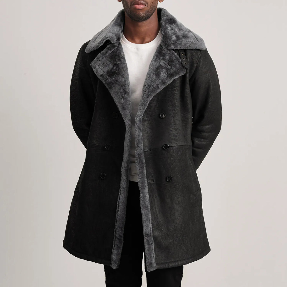 
Charles Brown Suede Leather Shearling Double-Breasted Coat in Brown Goatskin Suede - Vista frontal y silueta entallada | Comprar online