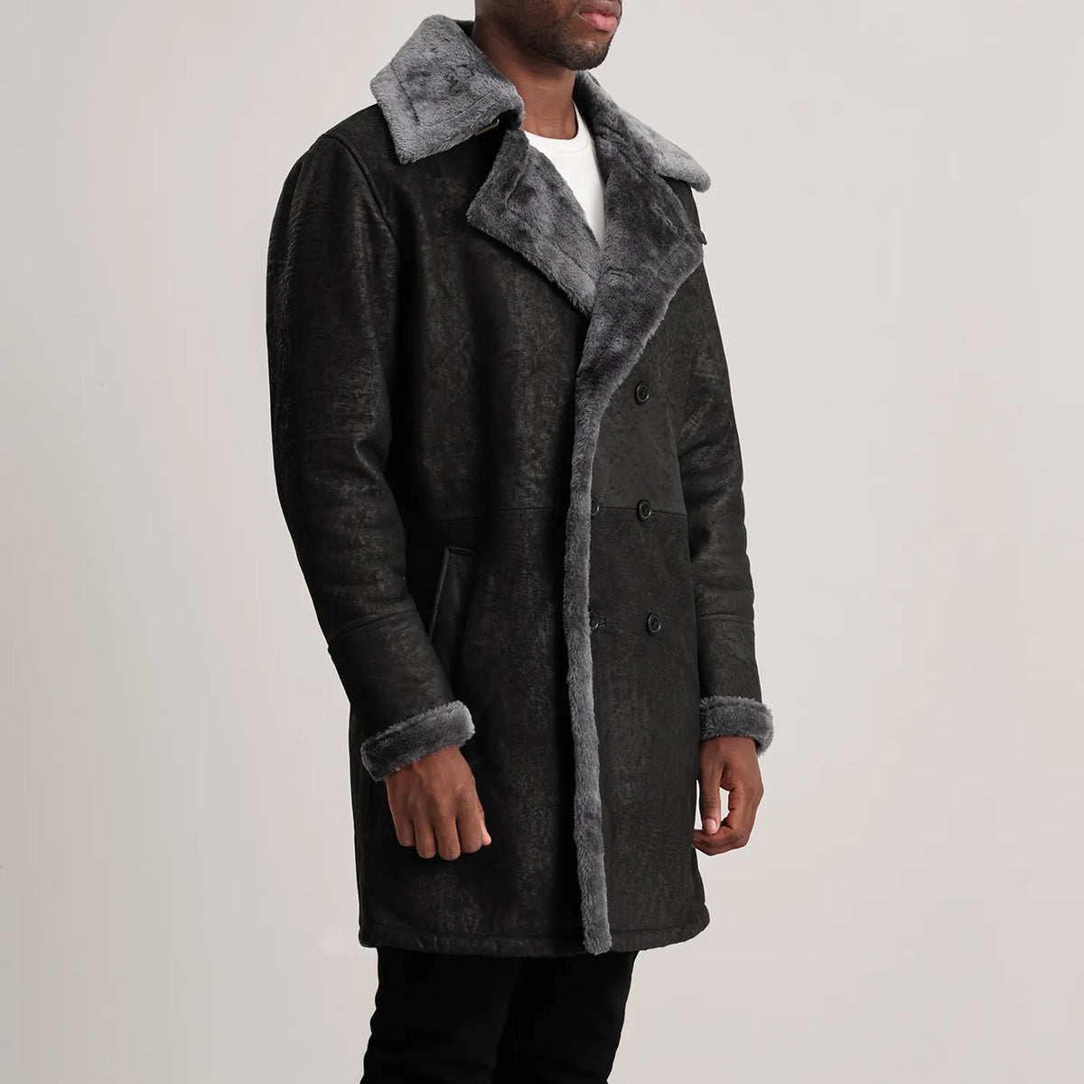 
Brown Goatskin Suede Aviator Jacket - Vista posterior con hombros definidos y bajo impecable