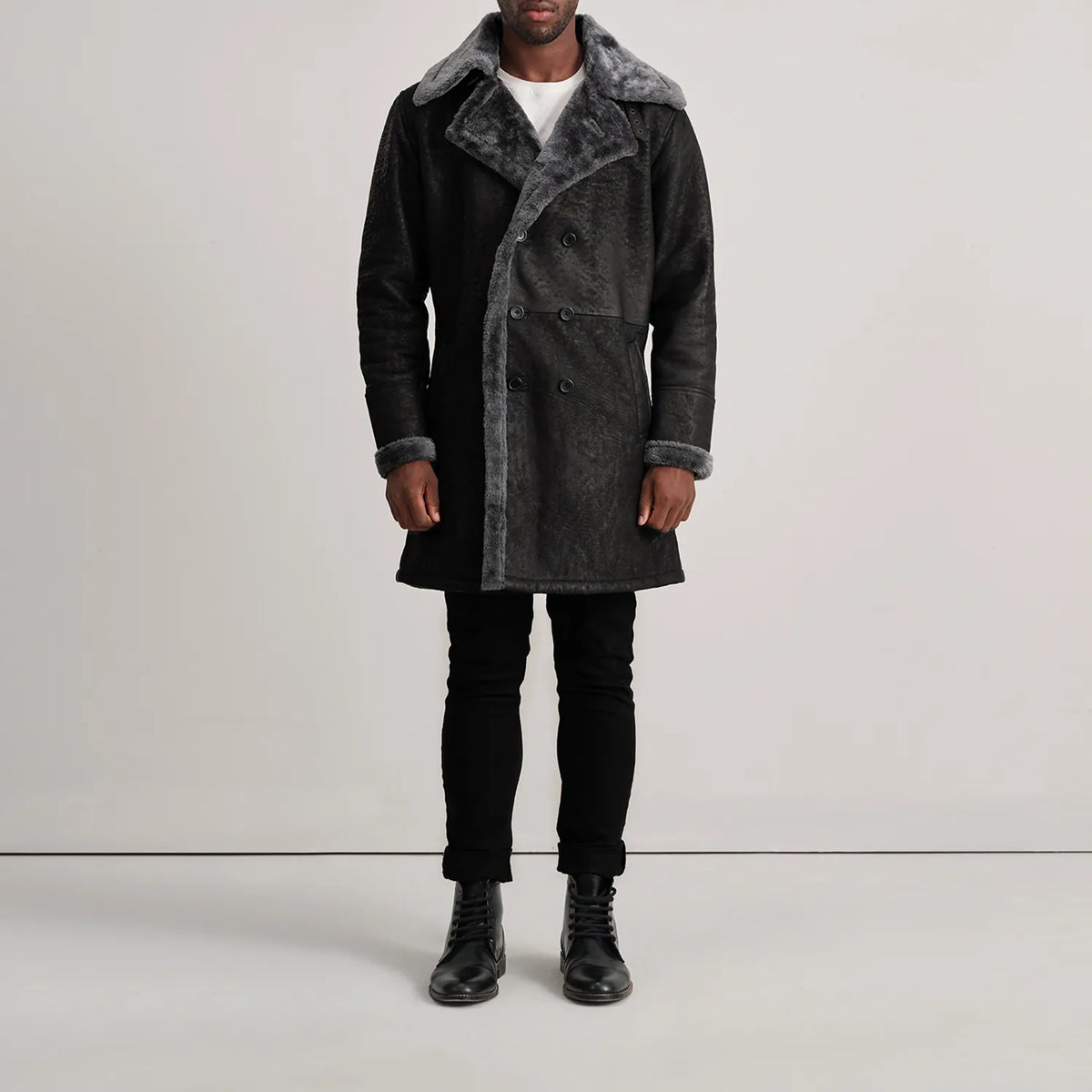 
Charles Brown Suede Leather Shearling Double-Breasted Coat - Vista lateral mostrando el corte ergonómico de mangas
