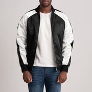 Clarke Negro Varsity Chaqueta de Cuero para Hombre - Vista de perfil lateral con corte ergonómico de manga