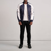 Detalle de cerca of Varsity &amp; Zipper Hardware on Clarke Azul Varsity Chaqueta de Cuero para Hombre