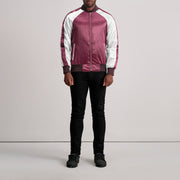 Detalle de cerca of Varsity &amp; Zipper Hardware on Clarke Granate Varsity Chaqueta de Cuero para Hombre