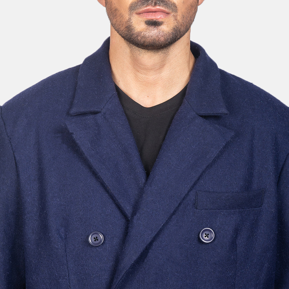 Detalle de cerca of Notch &amp; Button Hardware on Blue Wool Double Breasted Coat