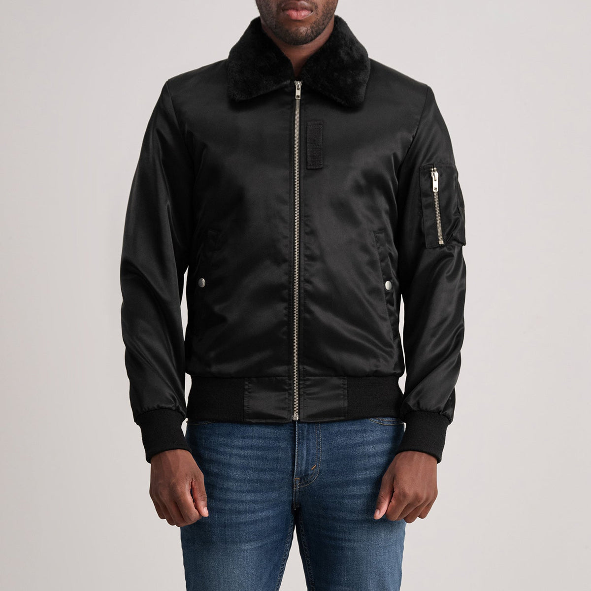 Clyde B-15 Black Bomber Jacket in Black Satin - Vista frontal y silueta a medida | Comprar online