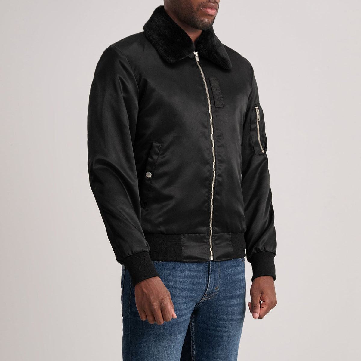 Black Satin Bomber Jacket - Vista trasera con ajuste entallado en hombros y bajo impecable