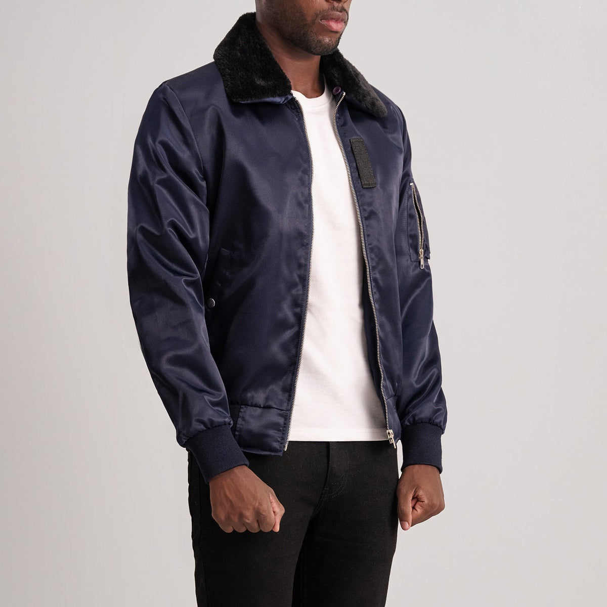 Blue Satin Bomber Jacket - Vista trasera con ajuste entallado en hombros y bajo impecable