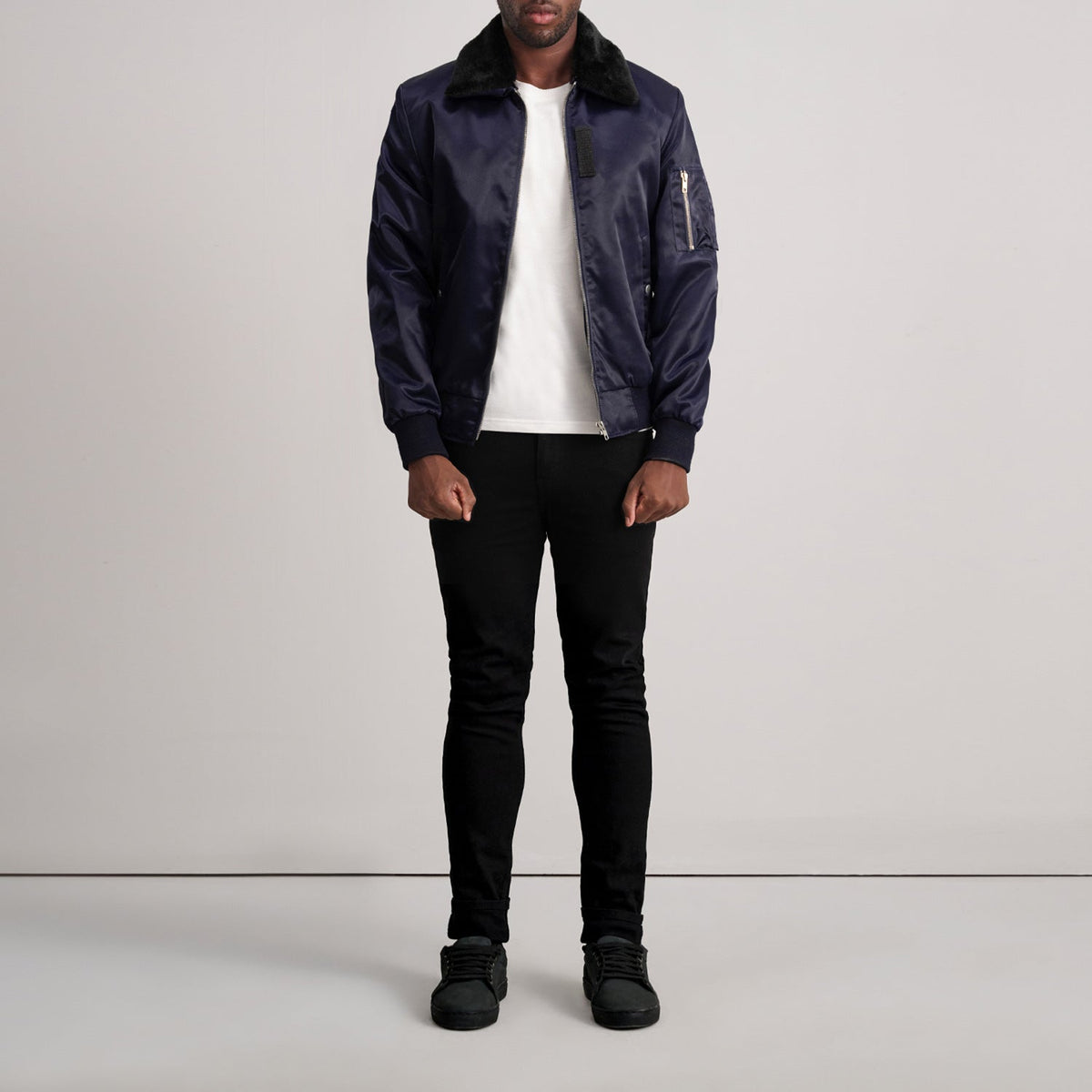 Detalle de cerca of Removable faux fur collar &amp; Zipper Hardware on Clyde B-15 Azul Cazadora Bomber de Cuero para Hombre